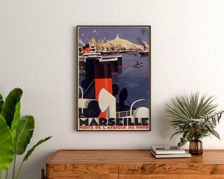 Vintage-juliste Marseille, porte de l’Afrique du Nord, kehystetty puulaatikon yläpuolelle, kasvien välissä.