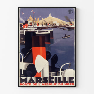 Vintage-juliste Marseille, porte de l’Afrique du Nord, esillä ohuessa kehyksessä vaalealla seinällä.