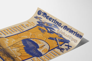 Vintage-juliste Ilmailun meeting, Clermont-Ferrand, esillä kaartuvalla arkilla perspektiivistä kuvattuna.