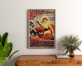 Vintage-juliste Neuilly, kukkajuhla, 1890, kehystettynä puupöydän yläpuolella kasvien välissä.