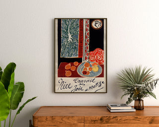 Vintage-juliste Nice, travail et joie, kehystetty puulaatikon yläpuolelle, kasvien välissä.