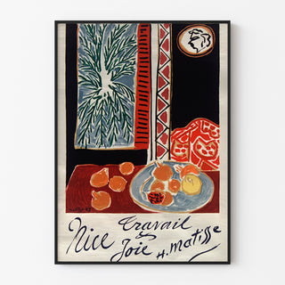 Vintage-juliste Nice, travail et joie, esillä ohuessa kehyksessä vaalealla seinällä.