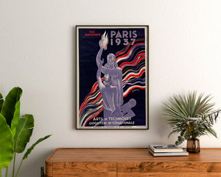 Vintage-juliste Paris 1937, Arts et techniques, kehystetty lipaston yläpuolella, kasvien välissä.