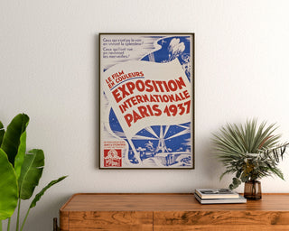 Vintagetyylinen Pariisi-juliste 1937, exposition internationale, kehystettynä puukomodin yläpuolella kasvien ympäröimänä.