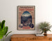 Vintagetyylinen Saint-Gervais, kylpylälaitos -juliste, kehystettynä puukomodin yläpuolella kasvien ympäröimänä.