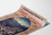 Vintagetyylinen Saint-Gervais, kylpylälaitos -juliste, esitettynä kaartuvalla paperilla perspektiivistä nähtynä.