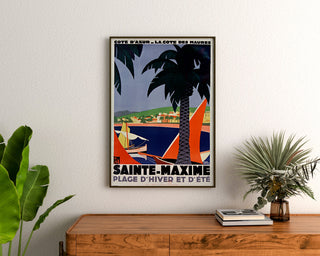 Vintage-juliste Sainte-Maxime, Côte des Maures, kehystetty lipaston yläpuolella, kasvien välissä.