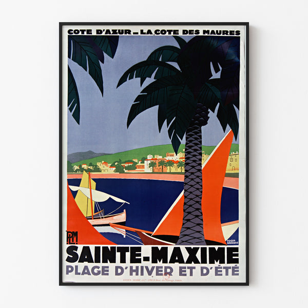 Vintage-juliste Sainte-Maxime, Côte des Maures, esitetty ohuessa kehyksessä vaalealla seinällä.