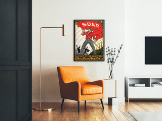 Vintage-juliste Stemt SDAP, vaalit, kehystettynä olohuoneessa oranssin nojatuolin ja lattiavalaisimen kanssa.