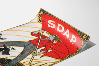 Vintage-juliste Stemt SDAP, vaalit, kaartuvalla paperilla perspektiivistä nähtynä.