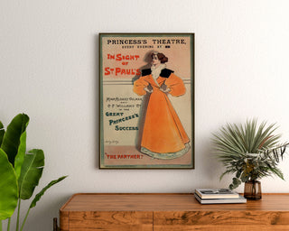 Vintage-juliste The Panther, Princess’s Theatre, kehystettynä puupöydän yläpuolella kasvien välissä.