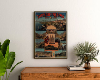 Vintagetyylinen Thonon-les-Bains -juliste, kehystettynä puukomodin yläpuolella kasvien ympäröimänä.
