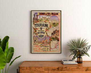 Vintage-juliste Touraine, Loiren linnoja, kehystetty puupöydän yläpuolelle, viherkasvien välissä.