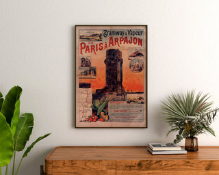 Vintage-juliste Tramway Paris–Arpajon, kehystettynä puupöydän yläpuolella kasvien välissä.