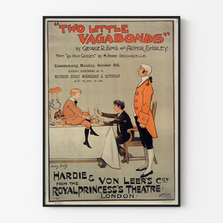 Vintage-juliste Two Little Vagabonds, ohuessa kehyksessä vaalealla seinällä.