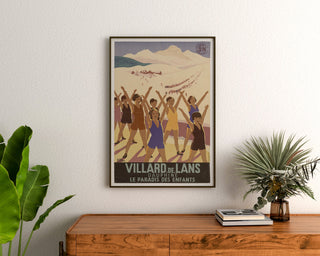 Vintage-juliste Villard-de-Lans, SNCF, kehystetty puupöydän yläpuolelle, viherkasvien välissä.